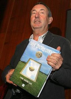 Ник Мэйсон в Болгарии (с) Sofia News Agency